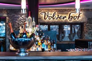 In der American Bar im Adults-Only-Hotel Völser Hof bleiben keine Wünsche offen.