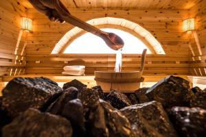 Erst zum Saunieren, dann ins erfrischende Kneippbecken.