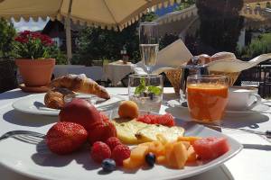 Ein perfekter Start in den Tag: das Frühstück auf unserer Gartenterrasse.