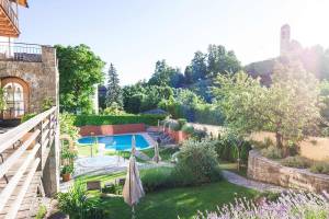 Unser wunderschöner Außenbereich mit Grünfläche.