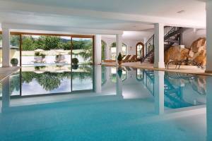 Unser Indoor-Pool mit Ruheraum.