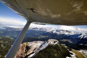 Ein besonderes Geschenk für einen besonderen Menschen. Buchen Sie einen Panoramaflug über die Dolomiten mit dem Hausherrn.