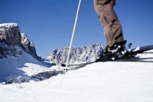 Skifahren auf der Seiser Alm, auf der Sellaronda mitten in den Dolomiten. Ein Muss für Wintersportler.